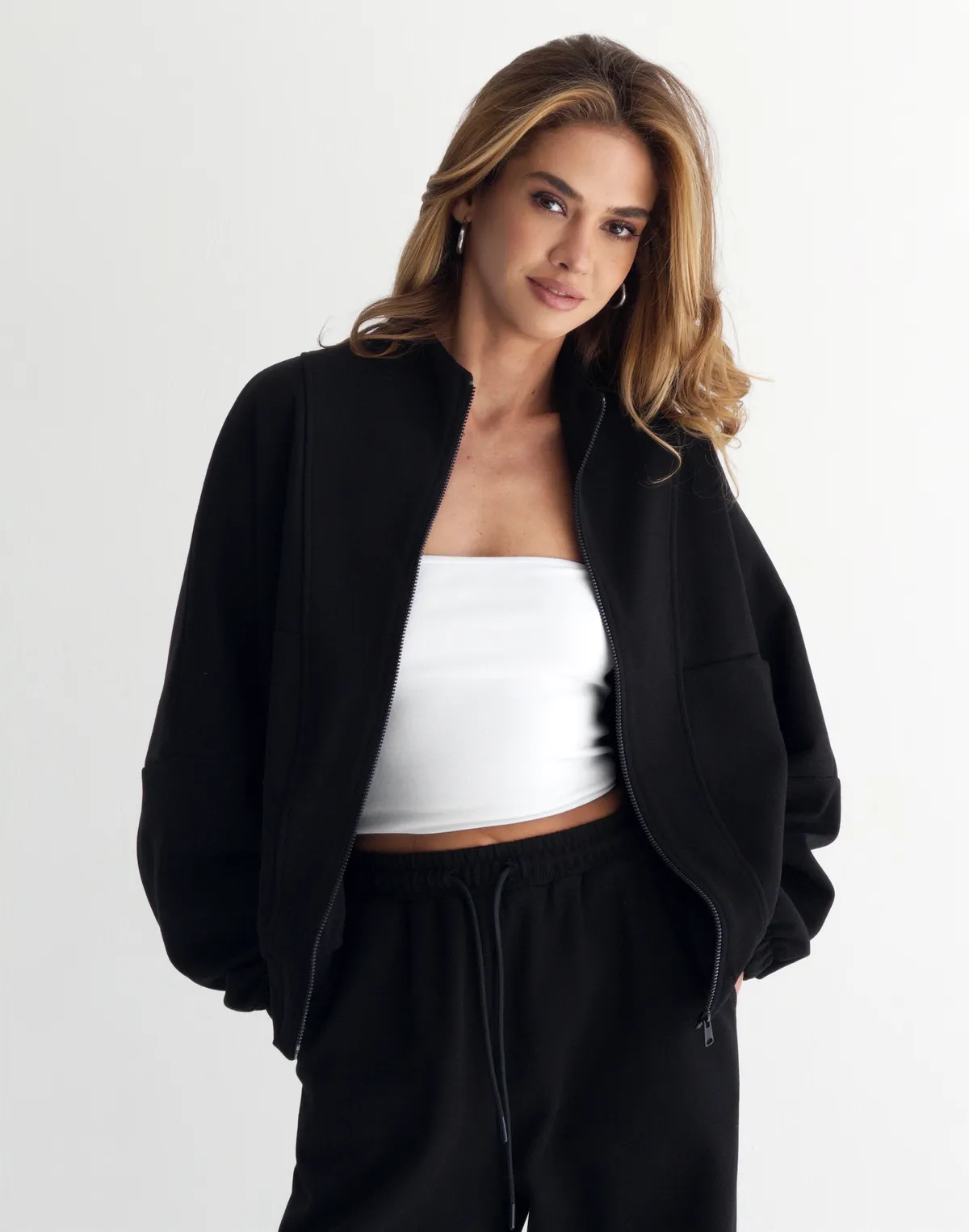 Кофта на блискавці з декоративними швами, чорна - Фото 6