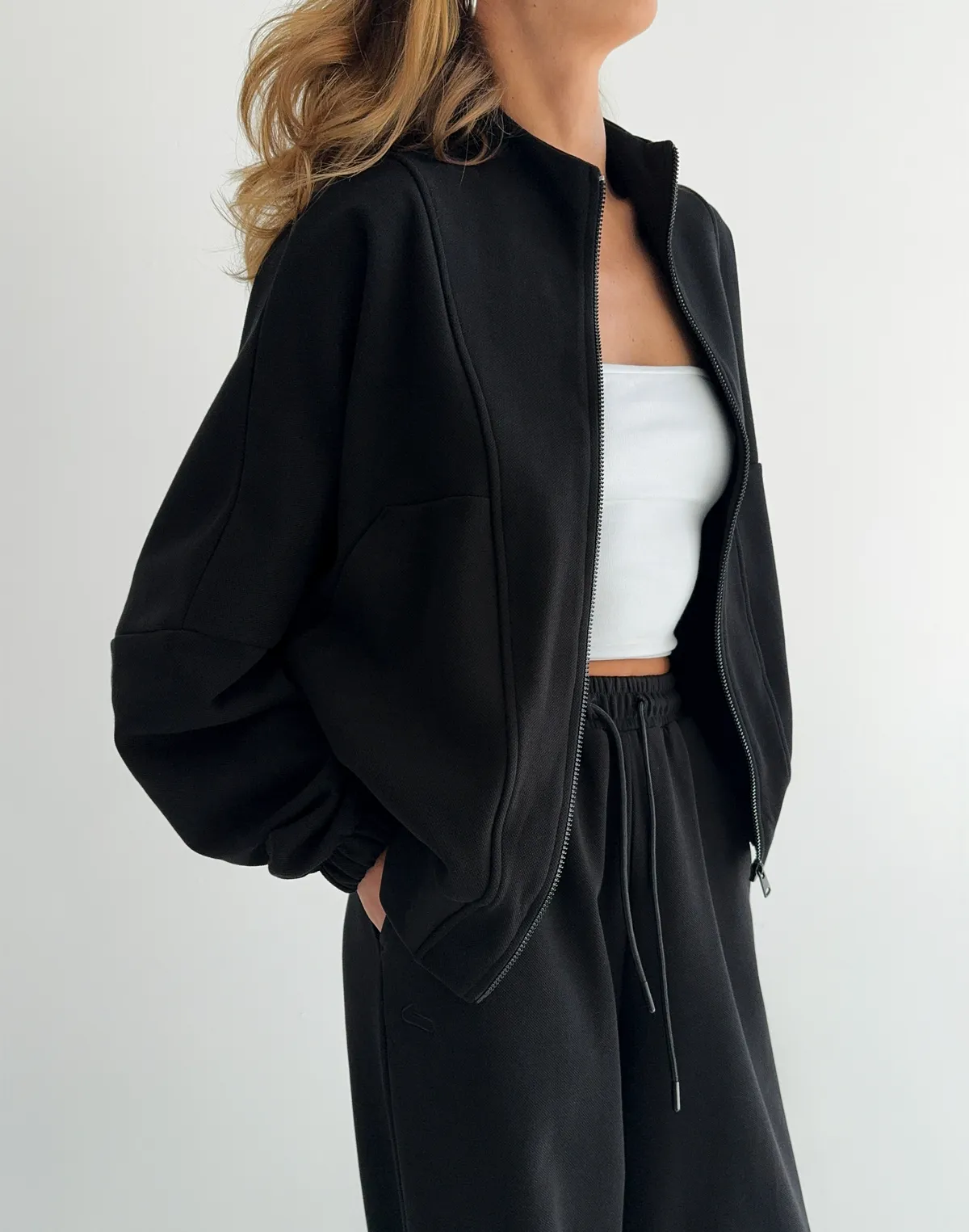 Кофта на блискавці з декоративними швами, чорна - Фото 4