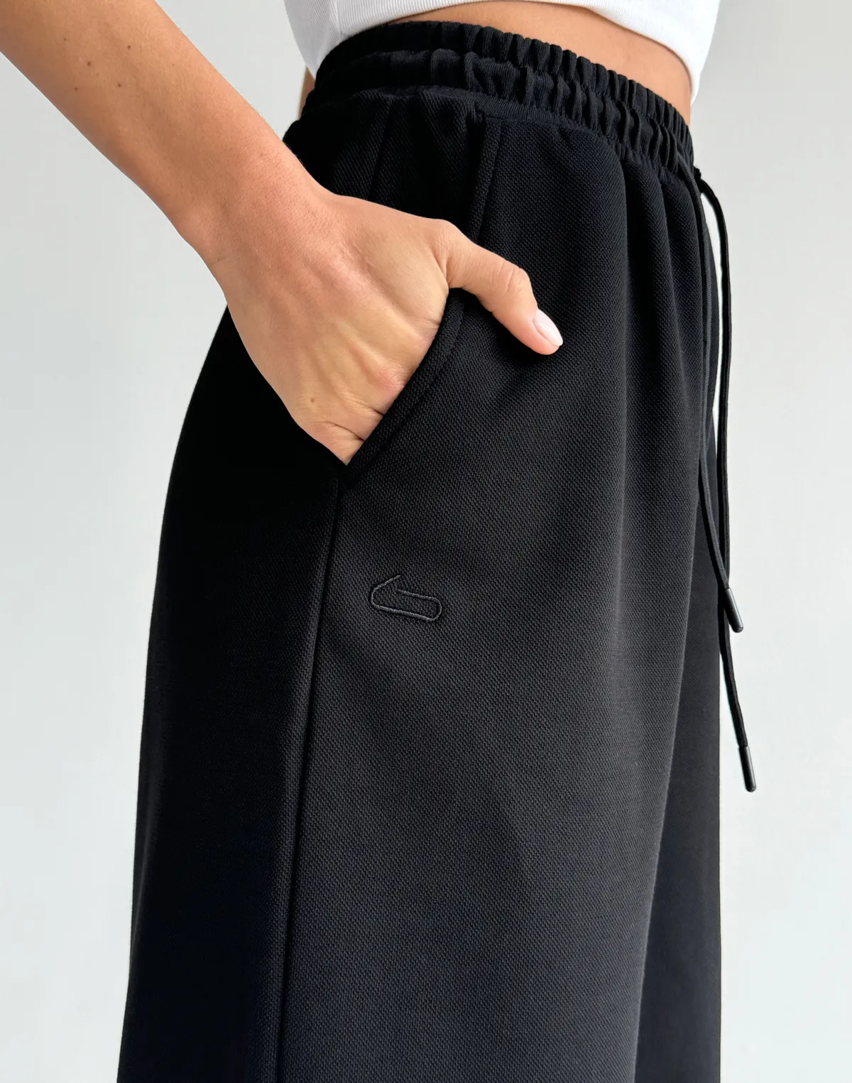 Штани прямого крою спортивні зі шнурком, чорні - Фото 5