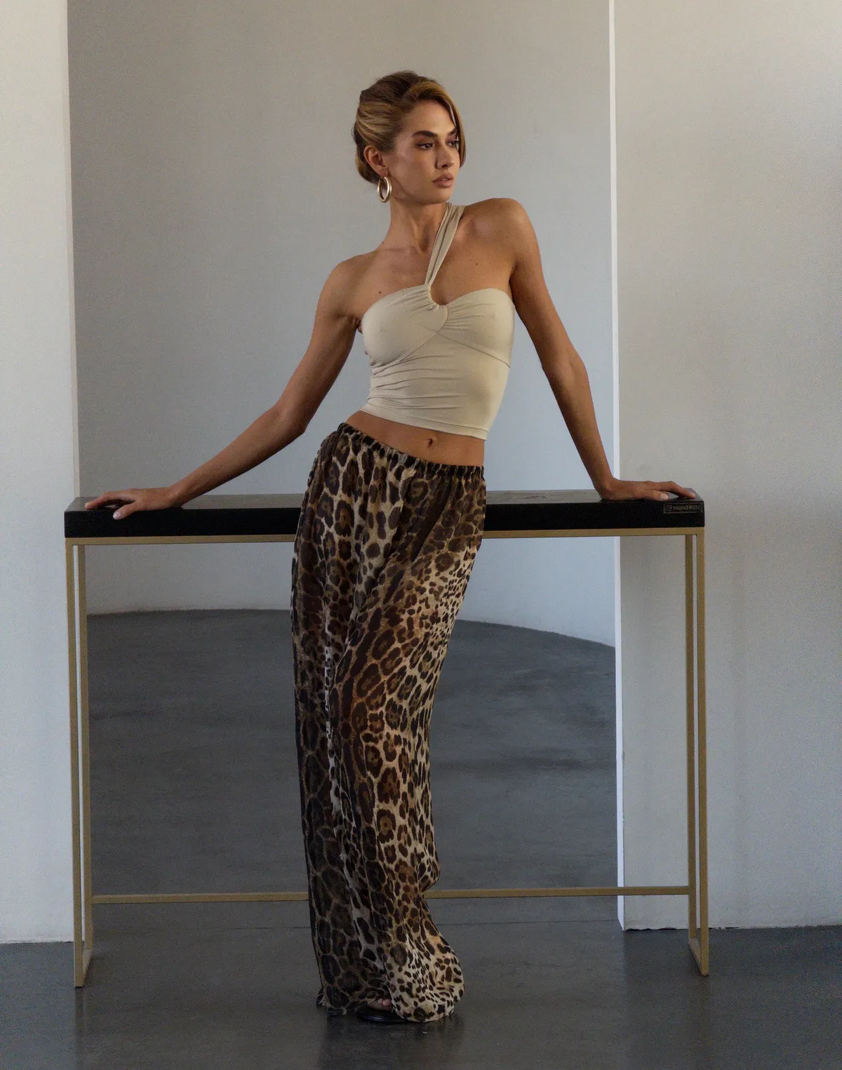 Топ з гладкої тканини з бретеллю на одне плече, капучіно - Фото 8