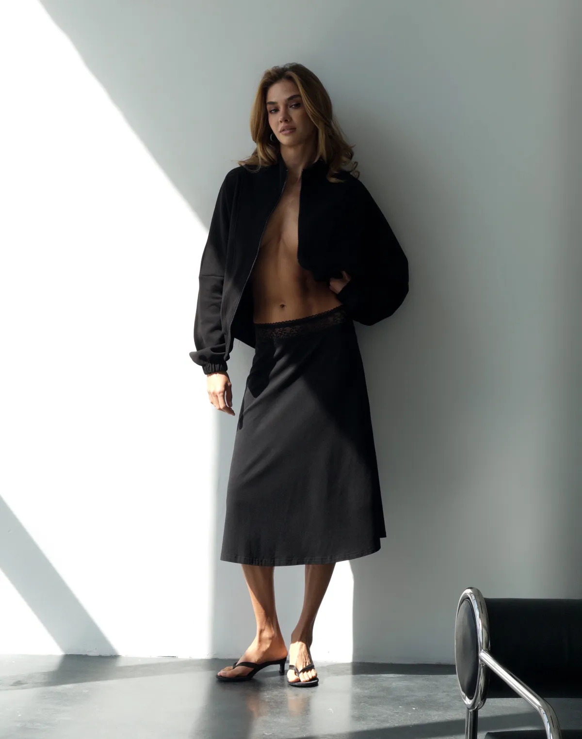 Спідниця трикотажна з мереживним поясом, чорна - Фото 8