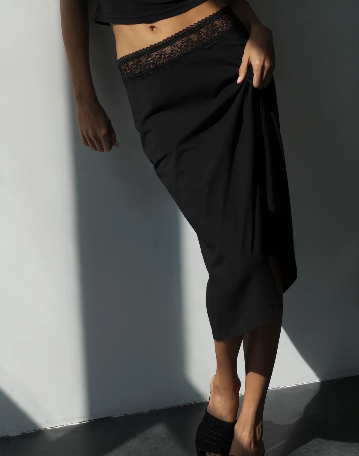 Спідниця трикотажна з мереживним поясом, чорна - Фото 7