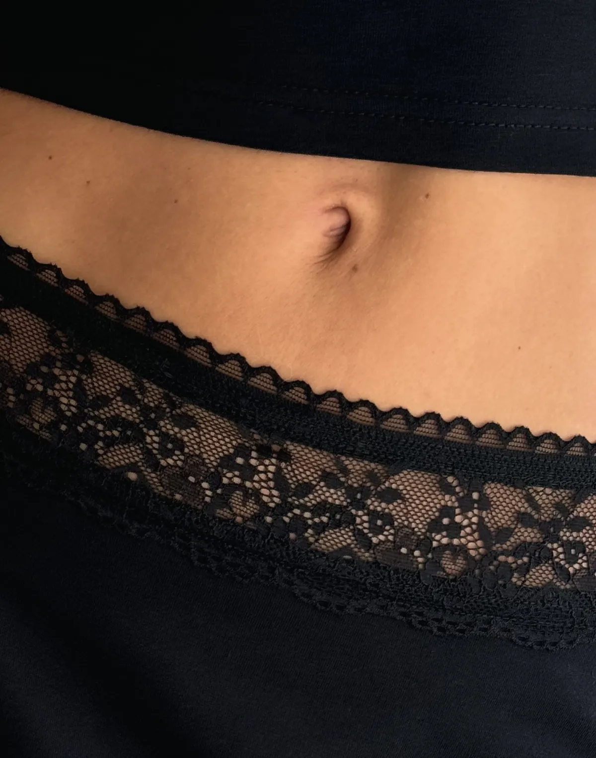 Спідниця трикотажна з мереживним поясом, чорна - Фото 6