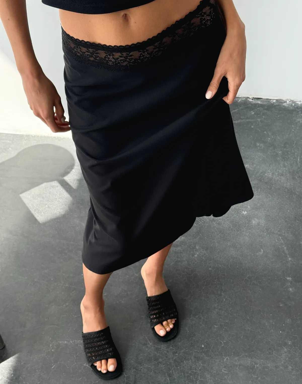 Спідниця трикотажна з мереживним поясом, чорна - Фото 4