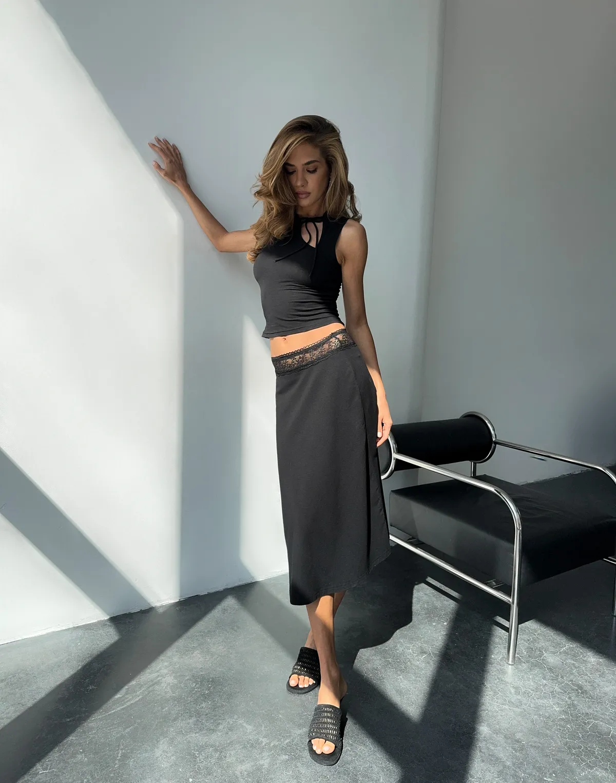 Спідниця трикотажна з мереживним поясом, чорна - Фото 1