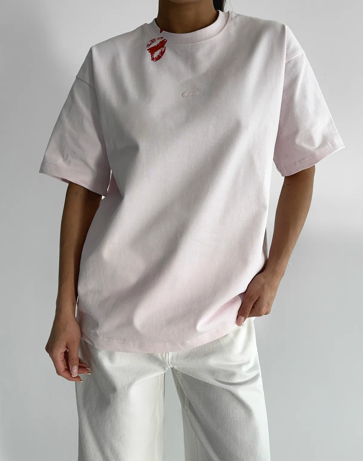 Футболка жіноча зі супер щільного котону оверсайз, рожева з принтом "Wear Lipstick" - Фото 4