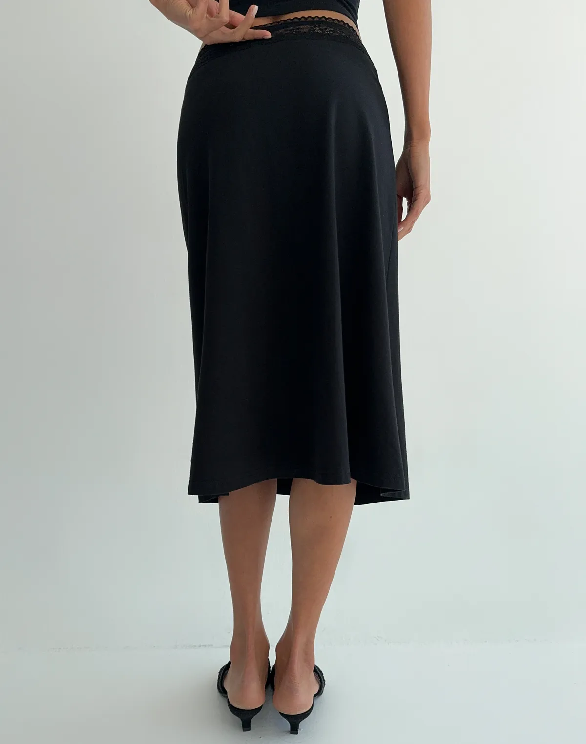 Спідниця трикотажна з мереживним поясом, чорна - Фото 2