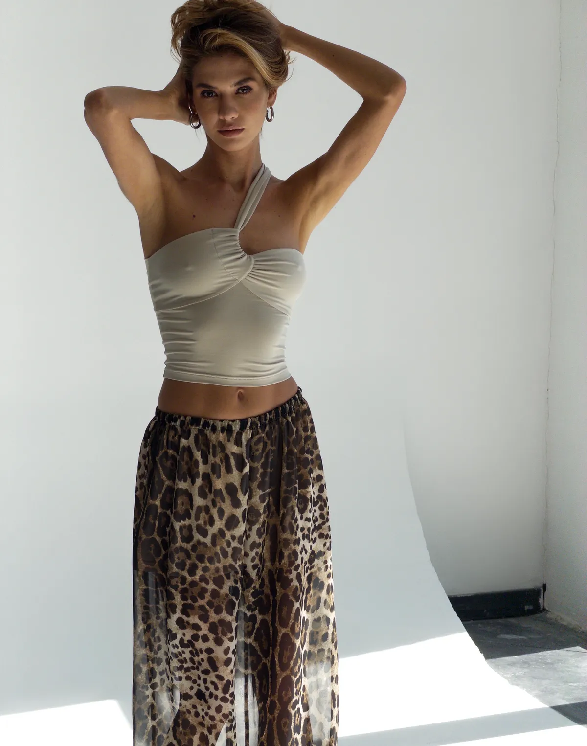 Топ з гладкої тканини з бретеллю на одне плече, капучіно - Фото 7