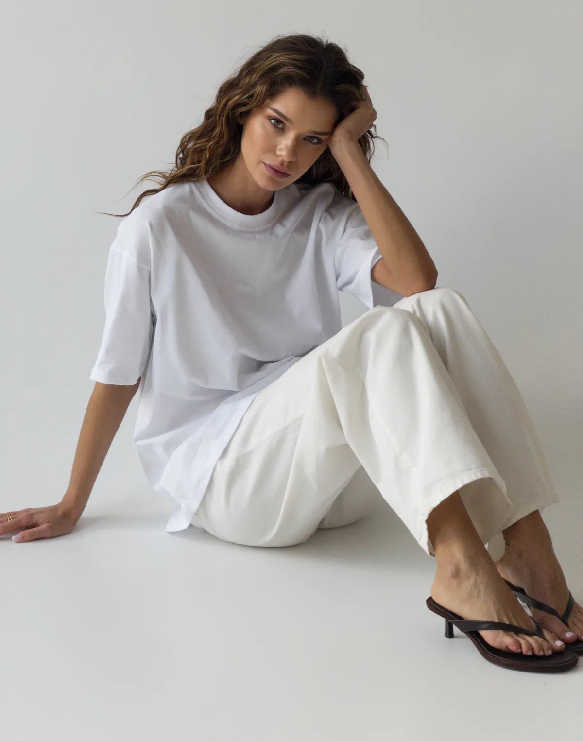 Футболка оверсайз базова середньої щільності, біла - Фото 4