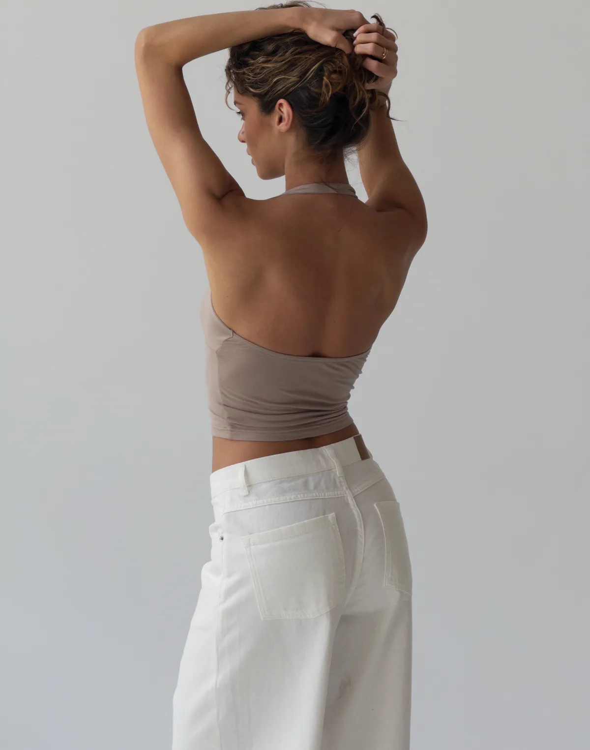 Майка з мереживним окантуванням та зав'язкою, бежева - Фото 2