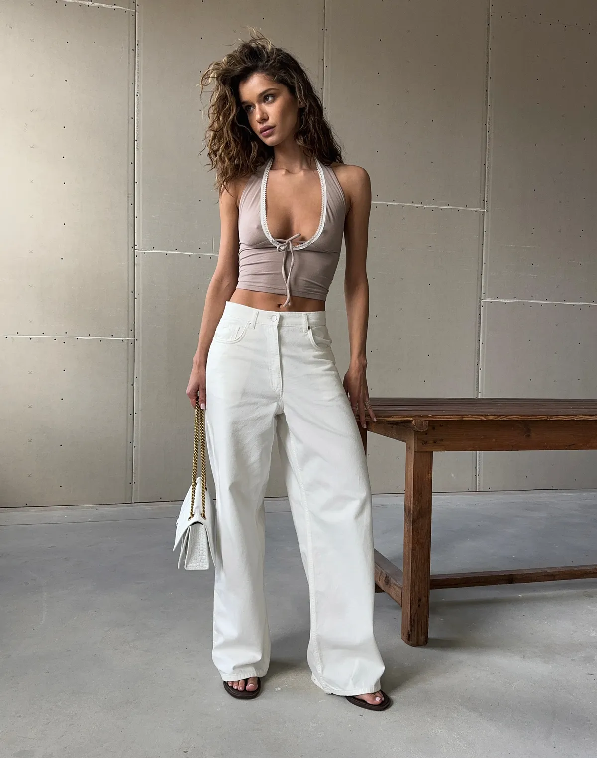 Майка з мереживним окантуванням та зав'язкою, бежева - Фото 1