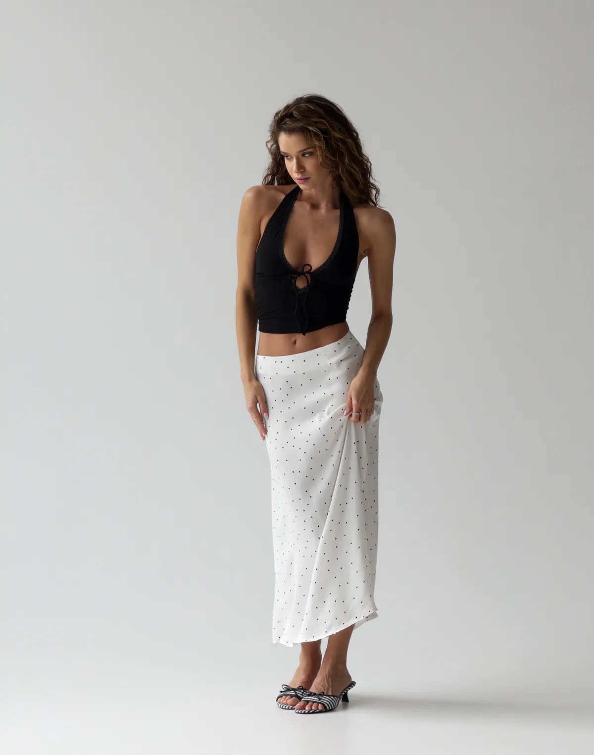 Майка з мереживним окантуванням та зав'язкою, чорна - Фото 8