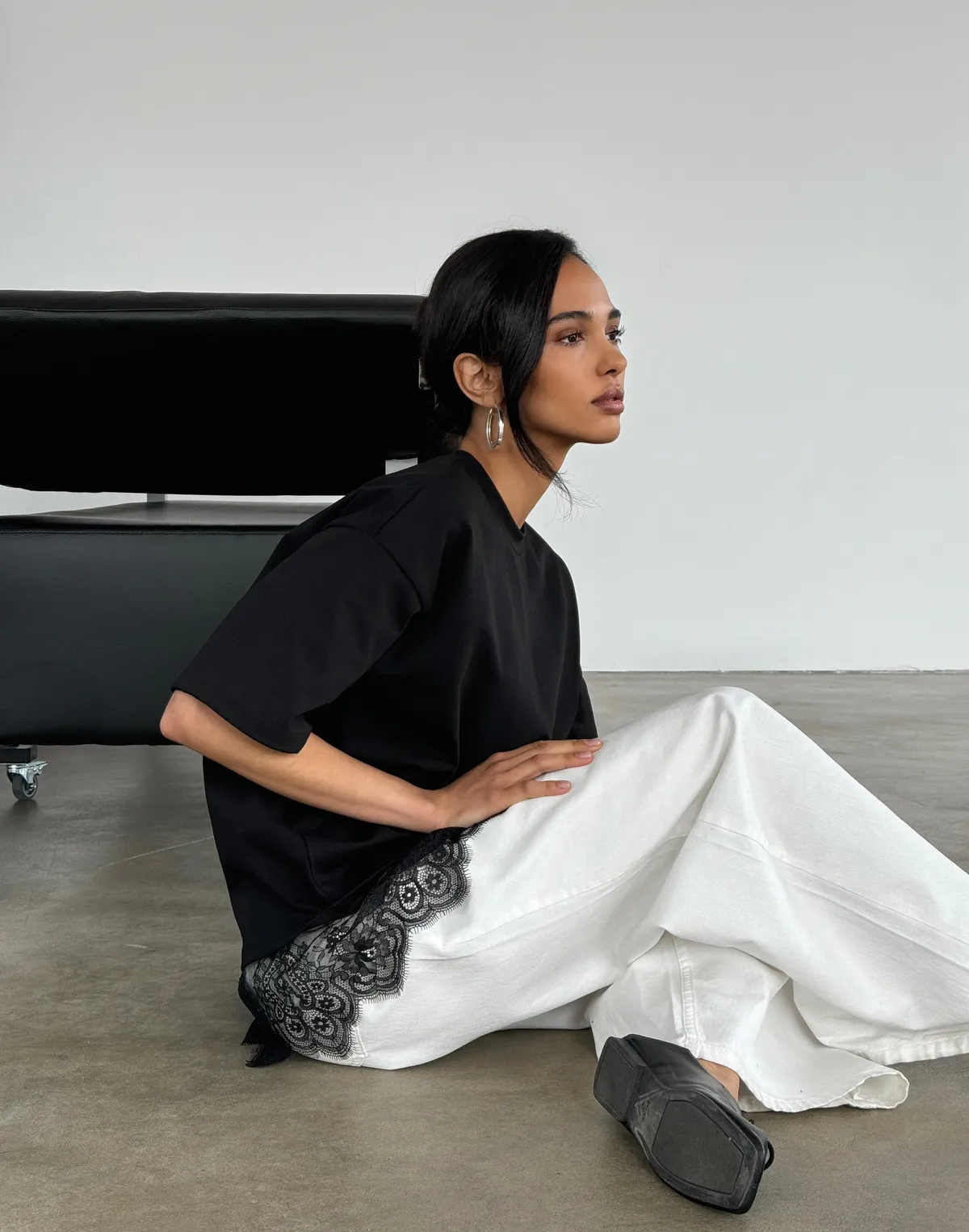 Футболка оверсайз з щільної бавовни з мереживом шантільє, чорна - Фото 7