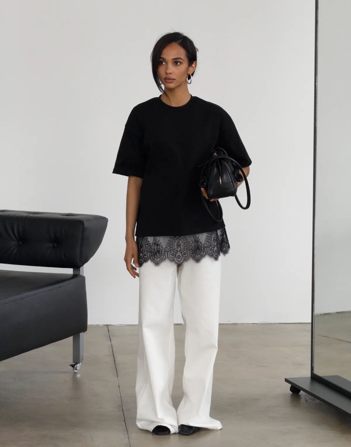 Футболка оверсайз з щільної бавовни з мереживом шантільє, чорна - Фото 6