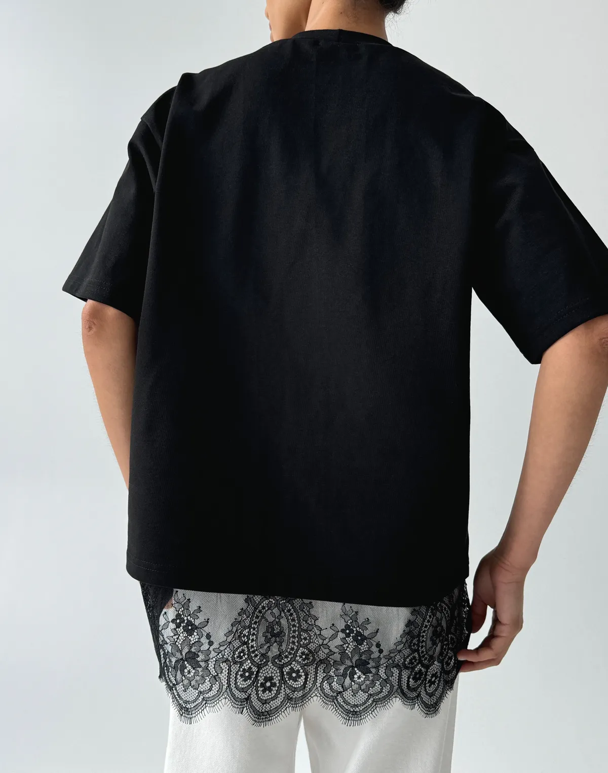 Футболка оверсайз з щільної бавовни з мереживом шантільє, чорна - Фото 2