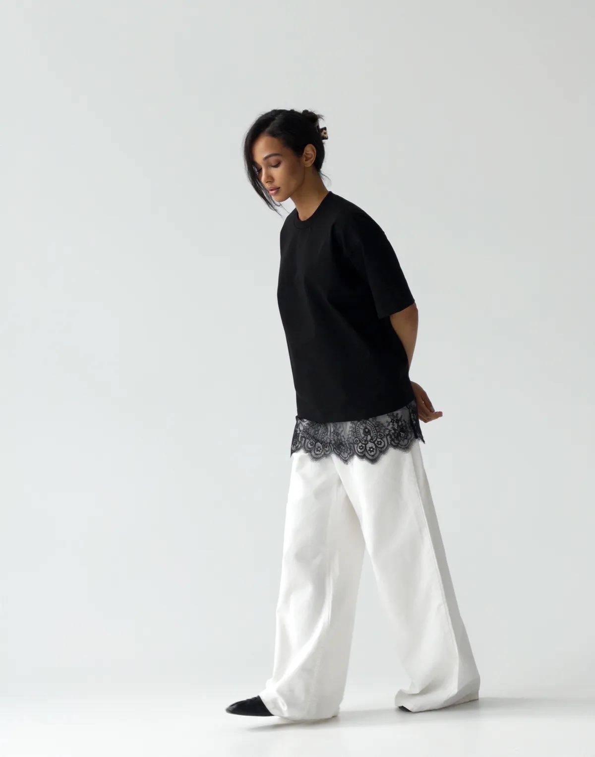Футболка оверсайз з щільної бавовни з мереживом шантільє, чорна - Фото 5
