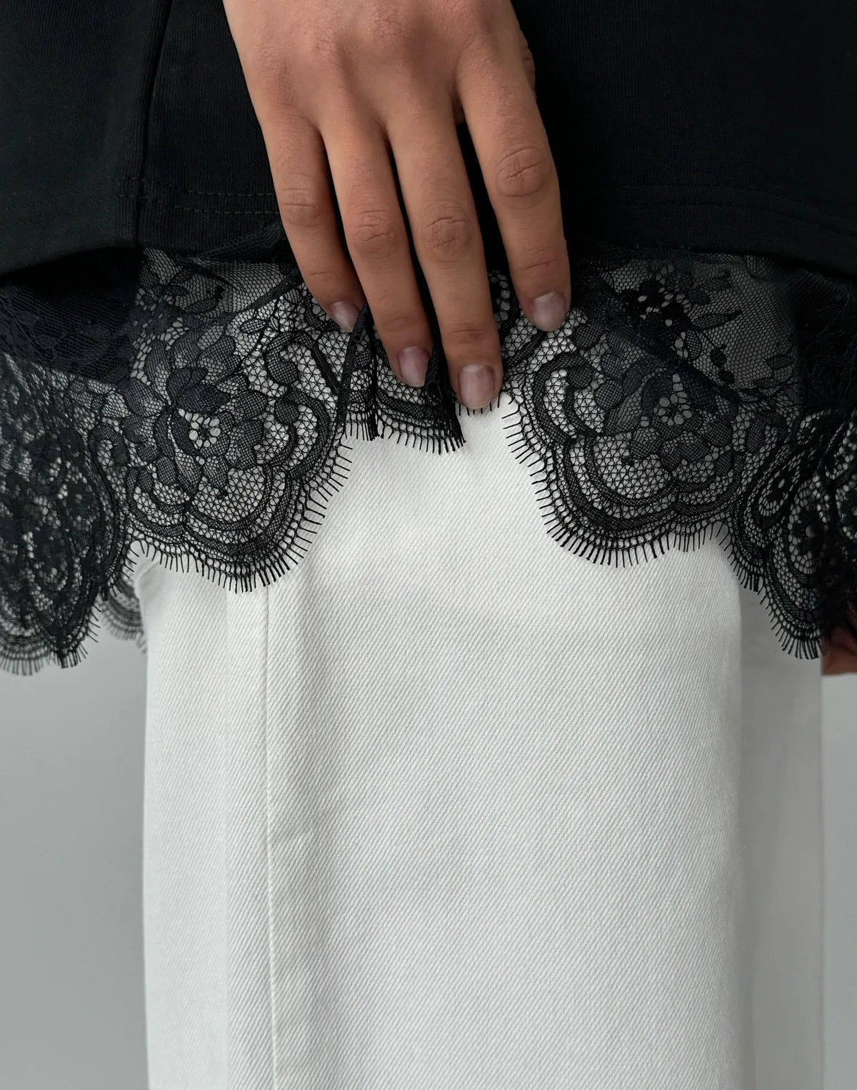 Футболка оверсайз з щільної бавовни з мереживом шантільє, чорна - Фото 4