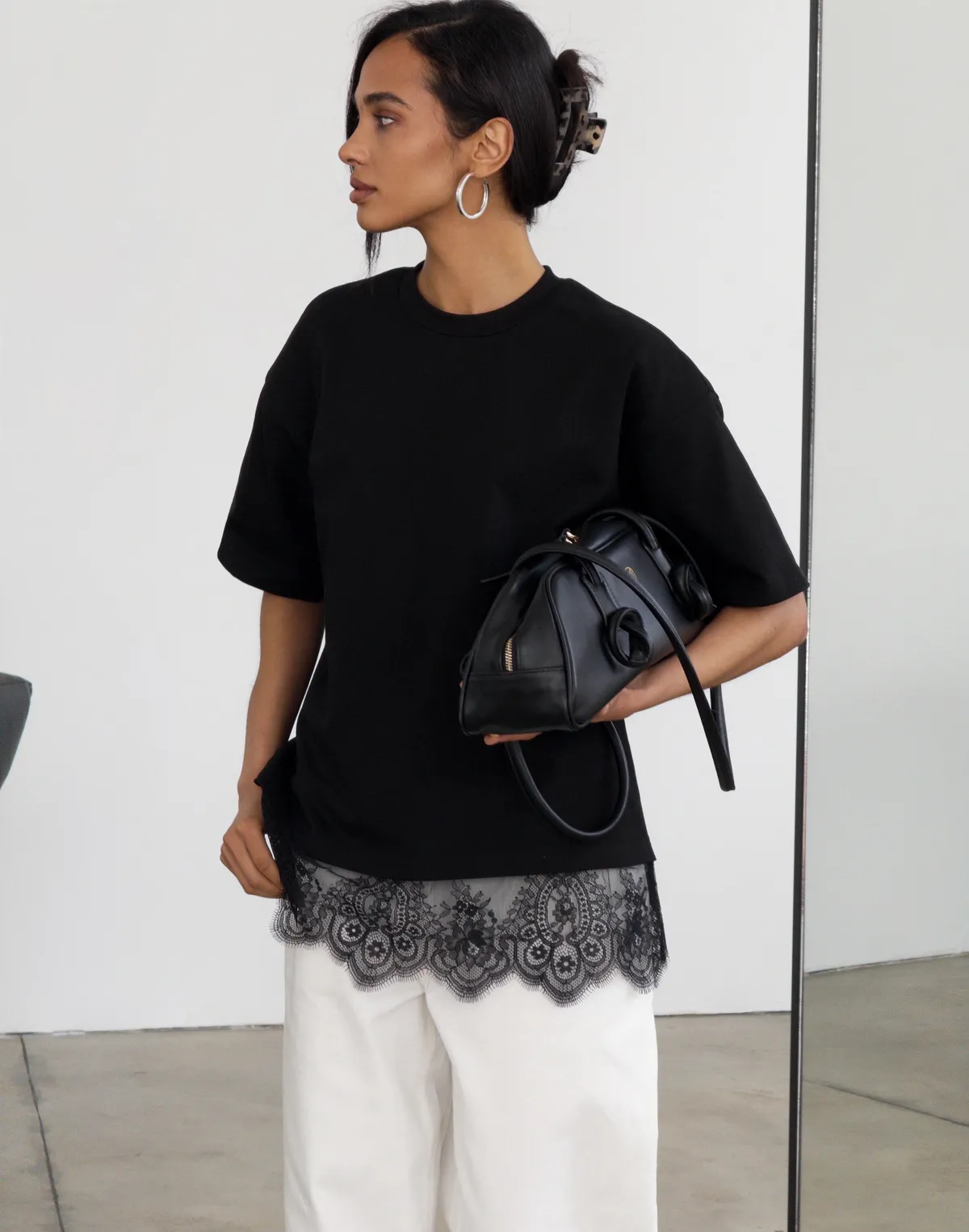 Футболка оверсайз з щільної бавовни з мереживом шантільє, чорна - Фото 1