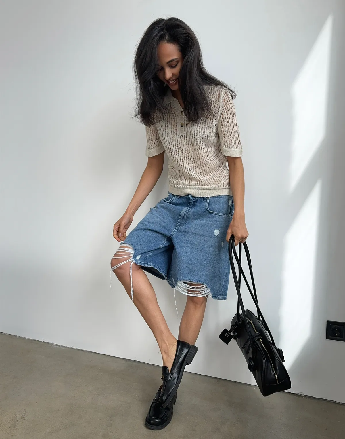Джинсові шорти з декоративними дірками по низу вільного крою, сині - Фото 1