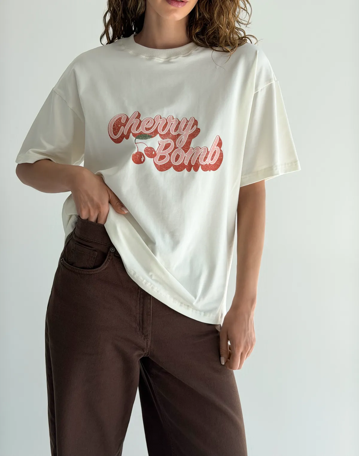 Футболка оверсайз бавовняна з принтом "Cherry Bomb", молочна - Фото 7