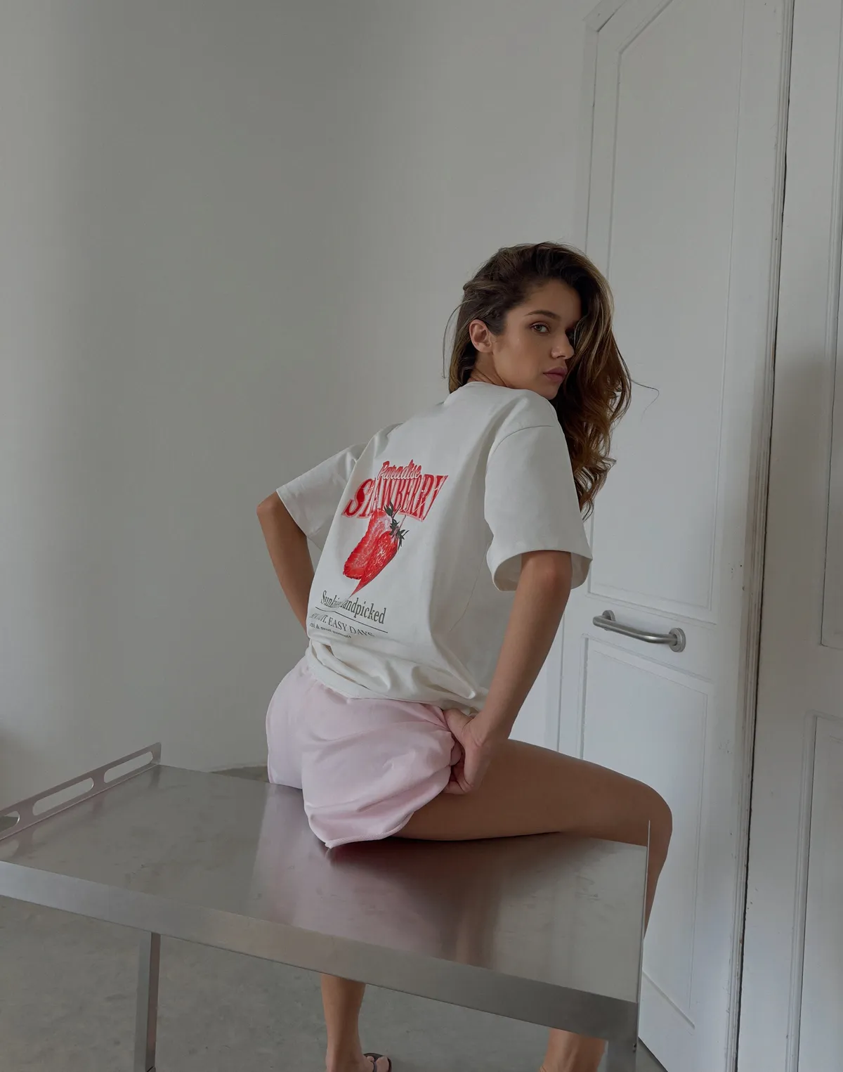 Футболка жіноча зі супер щільного котону оверсайз, екрю з принтом "Strawberry Paradise" - Фото 9