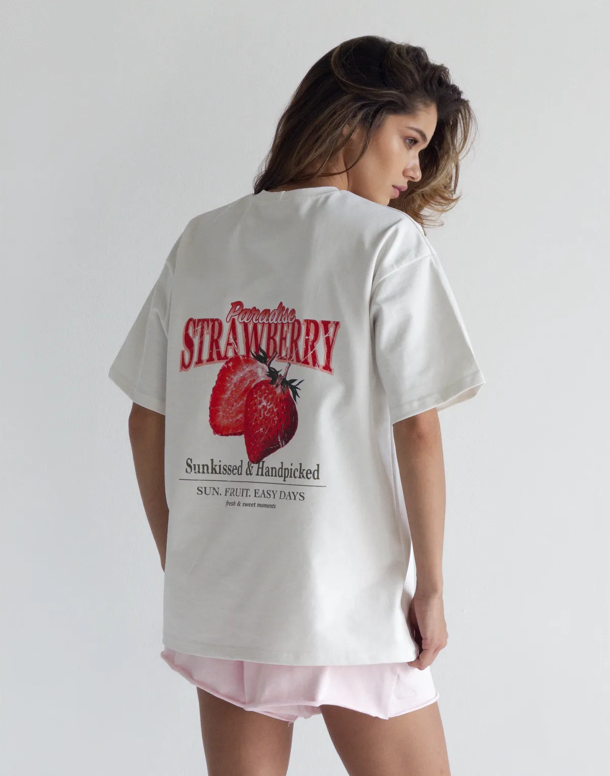 Футболка жіноча зі супер щільного котону оверсайз, екрю з принтом "Strawberry Paradise" - Фото 1
