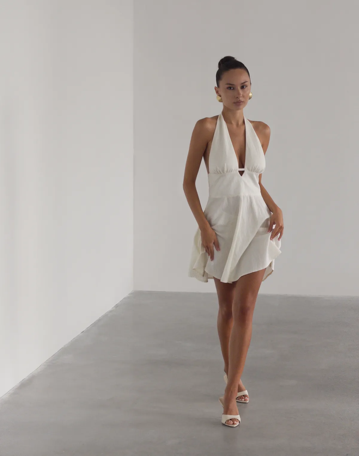Сукня міні на зав'язці та відкритою лінією декольте, молочна - Фото 4