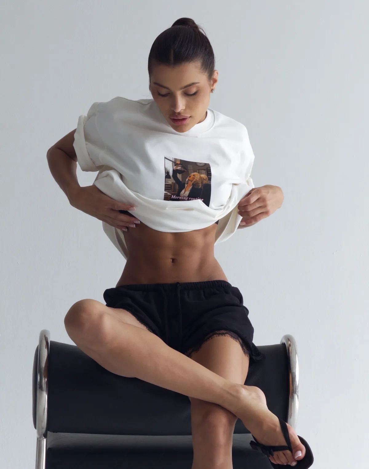 Футболка жіноча зі супер щільного котону оверсайз, екрю з принтом "Morning Routine" - Фото 7